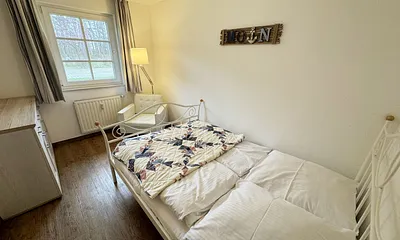 Schlafzimmer mit Doppelbett (1,40 m x 2,00 m), Sideboard, Sessel und Stehlampe (über das Elternschlafzimmer erreichbar)