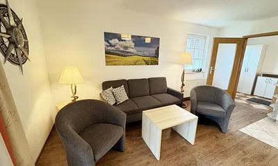 Wohnbereich mit Couch, Couchtisch, Flachbild – TV