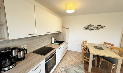 Küchenzeile mit Spülmaschine, Ceran-Kochfeld, Backofen, Kühlschrank mit 3 ***Gefrierfach, Toaster, Wasserkocher, Kaffeemaschine und diversen Küchenutensilien