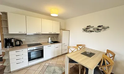 Küchenzeile mit Spülmaschine, Ceran-Kochfeld, Backofen, Kühlschrank mit 3 ***Gefrierfach, Toaster, Wasserkocher, Kaffeemaschine und diversen Küchenutensilien