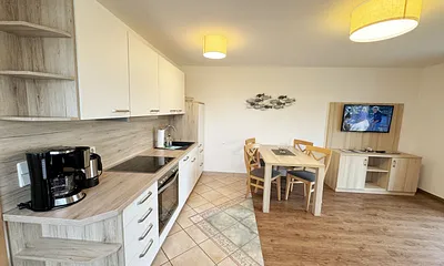 Küchenzeile mit Spülmaschine, Ceran-Kochfeld, Backofen, Kühlschrank mit 3 ***Gefrierfach, Toaster, Wasserkocher, Kaffeemaschine und diversen Küchenutensilien