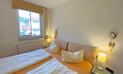 Schlafzimmer mit bequemem Doppelbett (1,80 m x 2,00 m), verstellbaren Lattenrosten, zwei Nachttischablagen, Insektenschutzgitter, Verdunklungsmöglichkeit sowie großer Kleiderschrank mit Safe