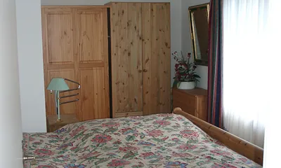 Schlafzimmer mit Schrank
