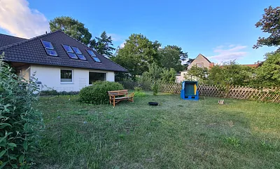 Aussenansicht mit Grundstück