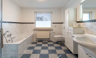 Bad mit Dusche und Badewanne