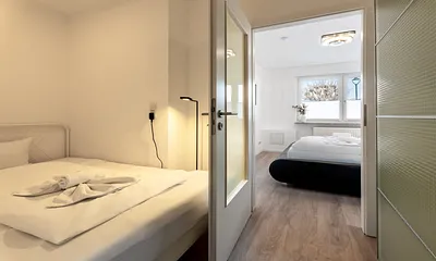 zweites Schlafzimmer mit Doppelbett und Kleiderschrank