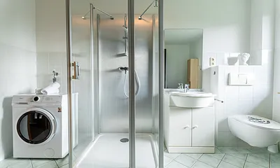 Bad mit Dusche,WC und Waschmaschine