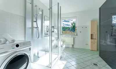 Bad mit Dusche und Kleiderschrank