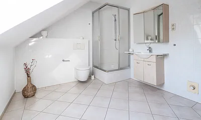 Bad mit Dusche und WC