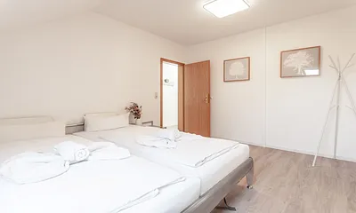 Schlafzimmer mit Doppelbett