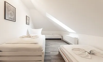 Schalfzimmer mit vier Stapelbetten