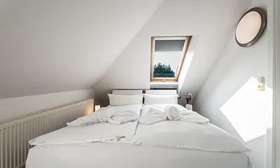 Schlafzimmer mit Doppelbett