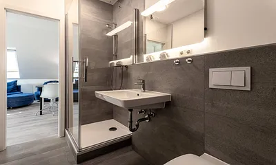 Bad mit Dusche und WC