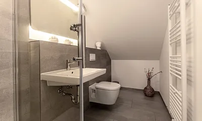 Bad mit Dusche und WC