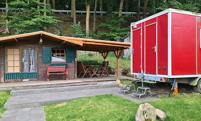 Aussenansicht mit Terrasse und Waschwagen