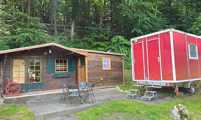 Aussenansicht mit Terrasse und Waschwagen