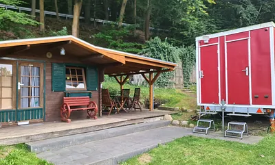 Aussenansicht mit Terrasse und Waschwagen