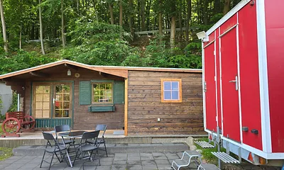 Aussenansicht mit Terrasse und Waschwagen