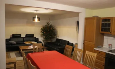 Wohn - und Küchenbereich mit Fernseher rechts