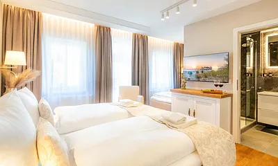  1. Schlafzimmer mit Doppelbett und Einzelbett