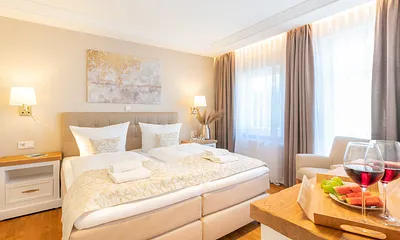  1. Schlafzimmer mit Doppelbett und Einzelbett