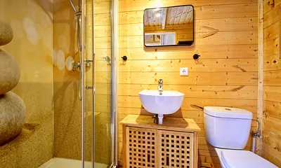 Bad mit Dusche und WC