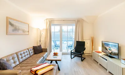 Wohnbereich mit angrenzendem Balkon