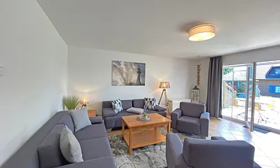 Wohnbereich mit Massivmöbeln, Stehlampe, zwei Sessel und zwei Schlafcouchen (Aufbettung für 5./6. Person - 1,90 m x 2,00 m), 42 Zoll LCD-TV, CD und DVD-Player sowie Gesellschaftsspiele