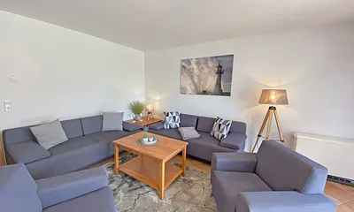 Wohnbereich mit Massivmöbeln, Stehlampe, zwei Sessel und zwei Schlafcouchen (Aufbettung für 5./6. Person - 1,90 m x 2,00 m), 42 Zoll LCD-TV, CD und DVD-Player sowie Gesellschaftsspiele