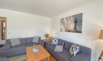 Wohnbereich mit Massivmöbeln, Stehlampe, zwei Sessel und zwei Schlafcouchen (Aufbettung für 5./6. Person - 1,90 m x 2,00 m), 42 Zoll LCD-TV, CD und DVD-Player sowie Gesellschaftsspiele