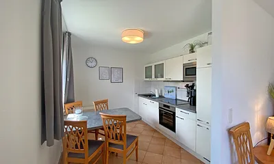 Esstisch mit Stühlen und Blick auf den Selliner See 