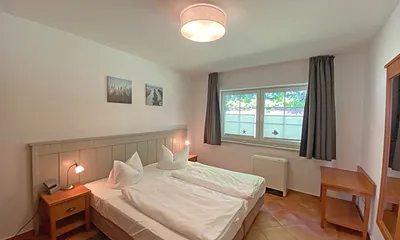 Schlafzimmer mit Doppelbett (1,80 m x 2,00 m), Nachtischablagen und Kleiderschrank 