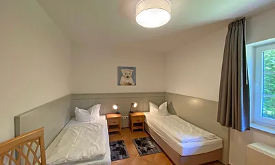 Schlafzimmer mit 2 Einzelbetten (0,90 m x 2,00 m), auch als Doppelbett stellbar, Nachttischablagen und Kleiderschrank 