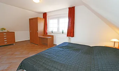 Schlafzimmer mit Doppelbett (1,80 m x 2,00 m), verstellbaren Lattenrosten, Nachttischablagen mit Leselicht und Kleiderschrank 