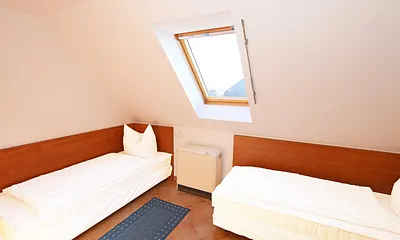 Schlafzimmer mit 2 Einzelbetten (0,80 m x 2,00 m), Nachttischablagen und Kleiderschrank 