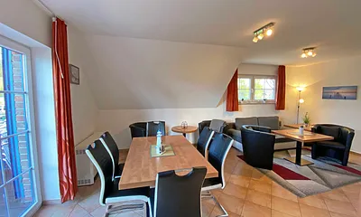 Esstisch mit Stühlen