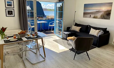 Wohnbereich mit komfortabler Eckcouch/Schlafcouch (Aufbettung für 3./4. Person 1,40 m x 1,90 m inklusive Bettkasten),Sessel,Couchtisch,Smart TV,Designleselampe,dimmbare LED Lichtschienen & Sideboard