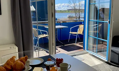 Esstisch mit 4 Stühlen - grandioser Blick bei allen Mahlzeiten auf den Selliner See