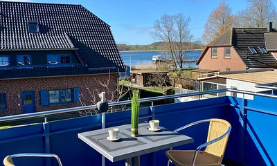 bestuhlter Südbalkon (9m²) mit Bistrotisch und 4 Stühlen, 1 Relax Stuhl und Sonnenschirm 