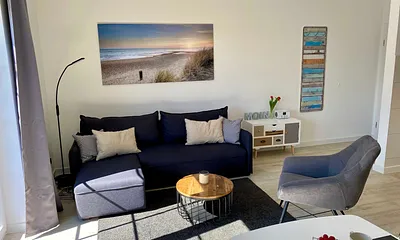 Wohnbereich mit komfortabler Eckcouch/Schlafcouch (Aufbettung für 3./4. Person 1,40 m x 1,90 m inklusive Bettkasten),Sessel,Couchtisch,Smart TV,Designleselampe,dimmbare LED Lichtschienen & Sideboard