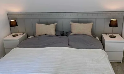 Schlafzimmer mit Doppelbett (1,80 m x 2,00 m), Nachttischablagen, Kleiderschrank und großem Spiegel sowie Insektenschutz