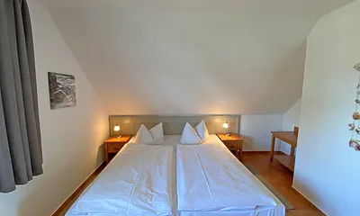 Schlafzimmer mit Doppelbett (1,80 m x 2,00 m), Nachtischablagen und Kleiderschrank 