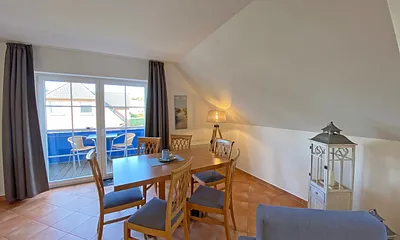 Esstisch mit Stühlen und Blick auf den Selliner See 