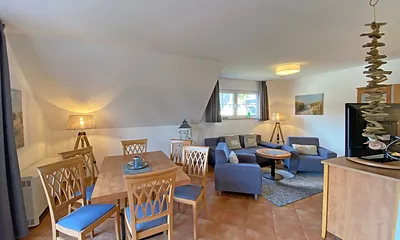 Esstisch mit Stühlen und Blick auf den Selliner See 