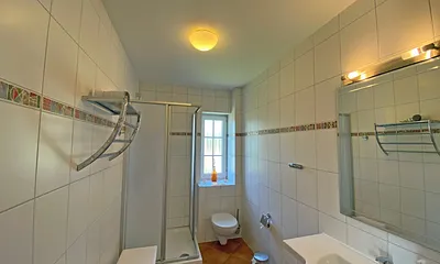 Tageslichtbad mit Dusche, Waschtisch, Fön, Wäscheständer und WC
