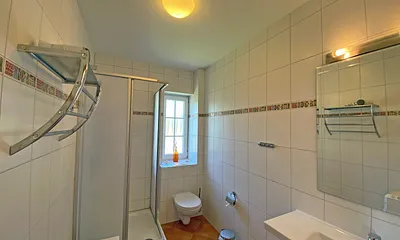 Tageslichtbad mit Dusche, Waschtisch, Fön, Wäscheständer und WC