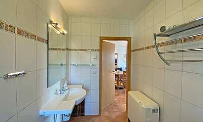 Tageslichtbad mit Dusche, Waschtisch, Fön, Wäscheständer und WC