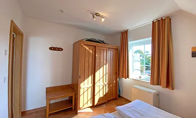 Schlafzimmer mit Doppelbett (1,80 m x 2,00 m), Nachttischablagen und Kleiderschrank 