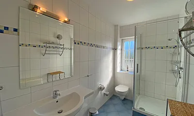 Tageslichtbad mit Dusche, Waschtisch, Fön, Kosmetikspiegel, Wäscheständer und WC 