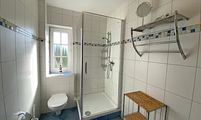 Tageslichtbad mit Dusche, Waschtisch, Fön, Kosmetikspiegel, Wäscheständer und WC 